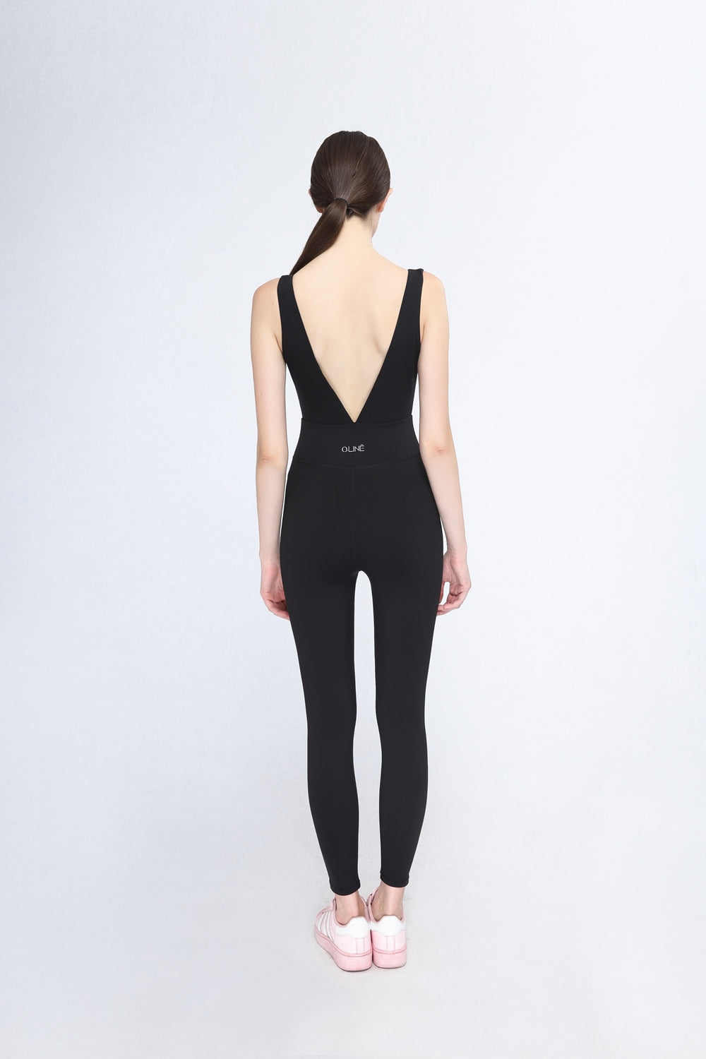 LUXE OVERAL S VÝSTŘIHEM DO V NA ZÁDECH