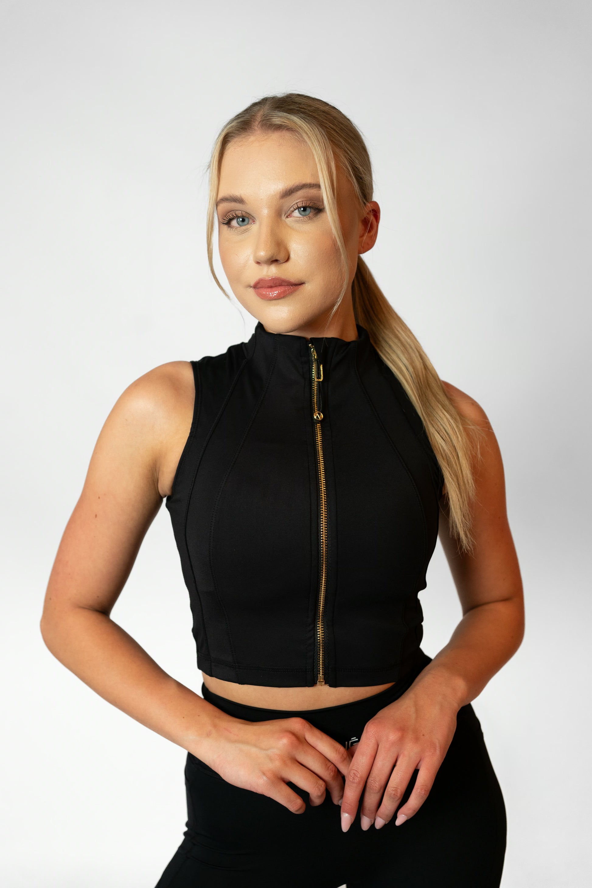 STREET CROP TOP WITH ZIPPER - Black