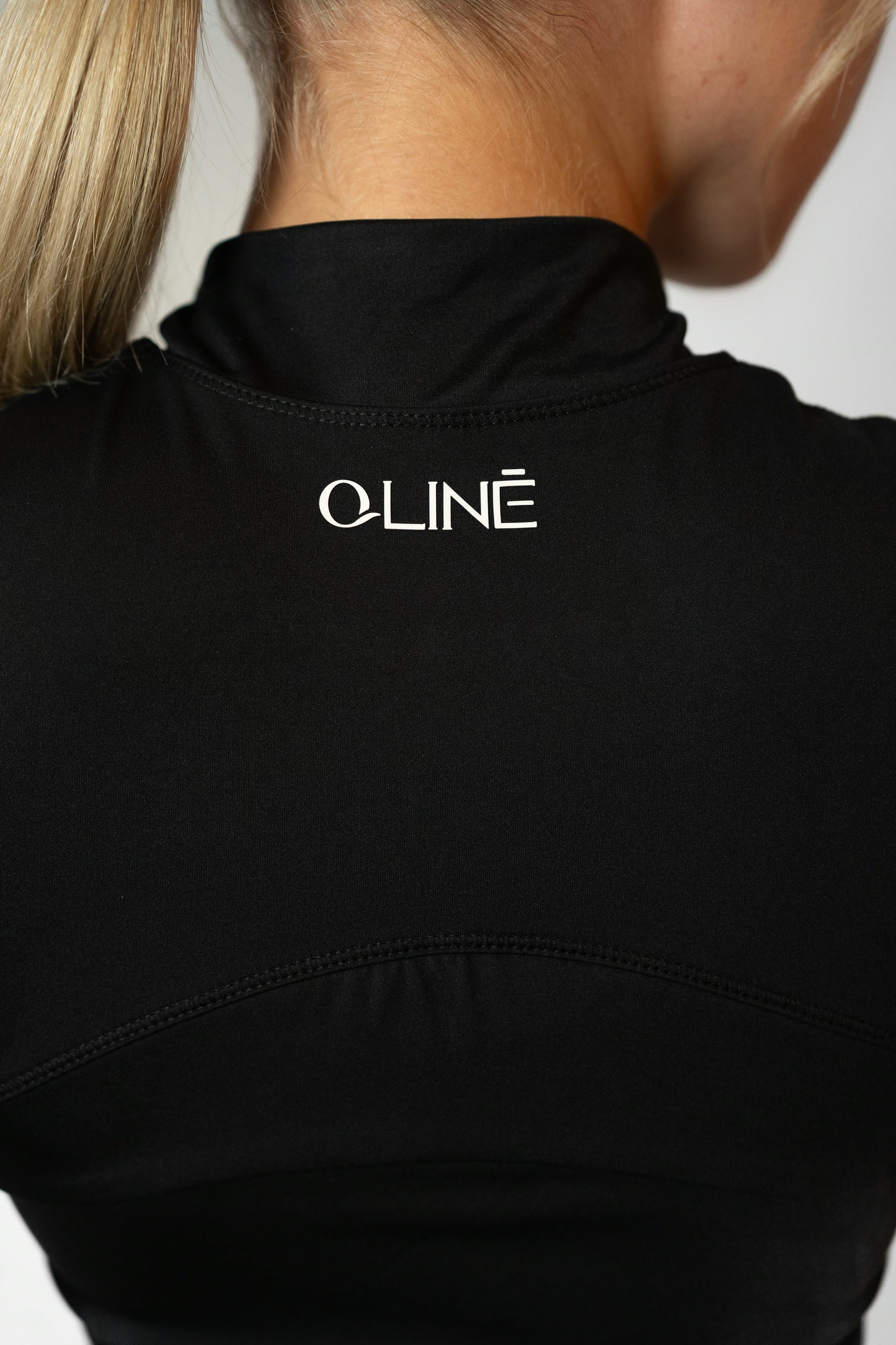 STREET CROP TOP WITH ZIPPER - Black