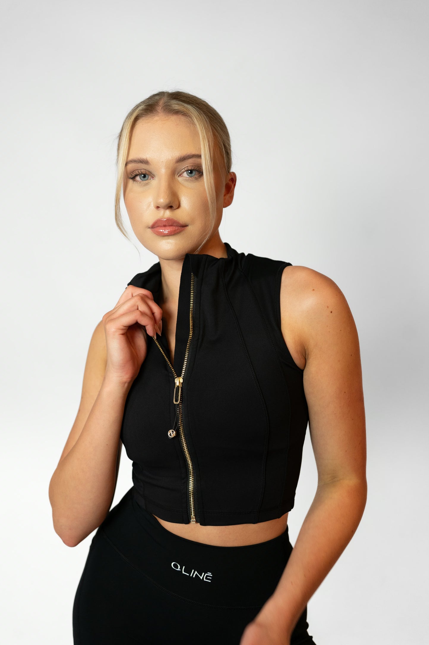STREET CROP TOP WITH ZIPPER - Black